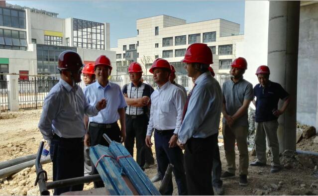 > 走进开云官方端网站登录入口 > 开云官方端网站登录入口掠影  	 张爱平陪同轨道交通公司董事朱明勇视察工地